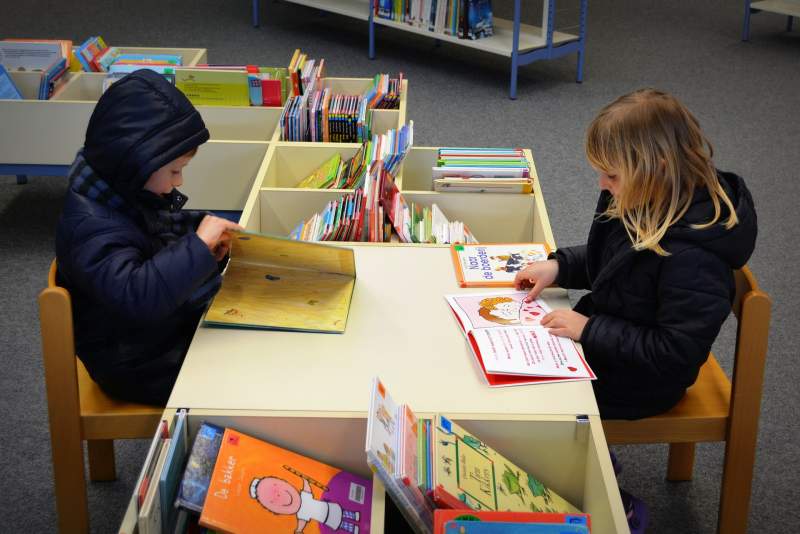 children reading