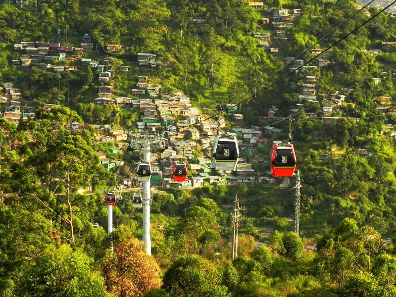 Medellín_Colombia_cable_car_Colombian_slang