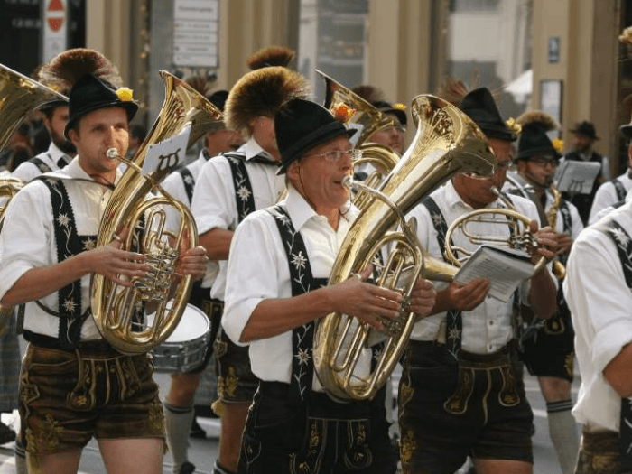 when does oktoberfest begin in germany