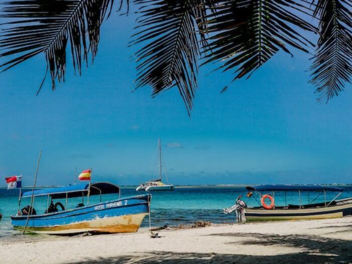 panamanian spanish at the beach