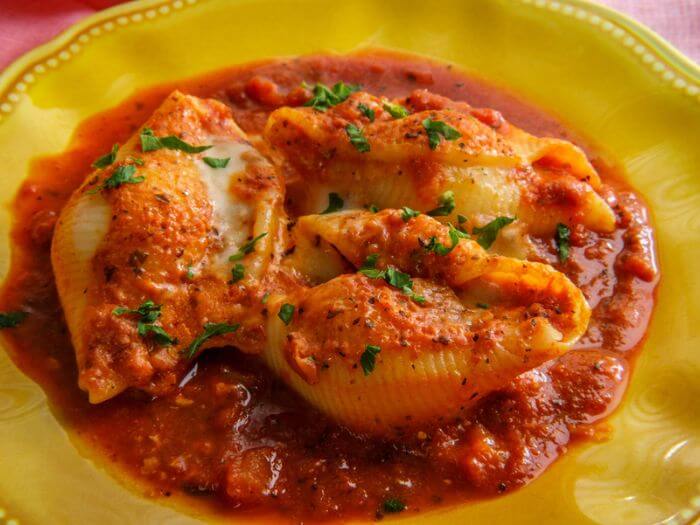 Traditional Italian dishes Conchiglioni 