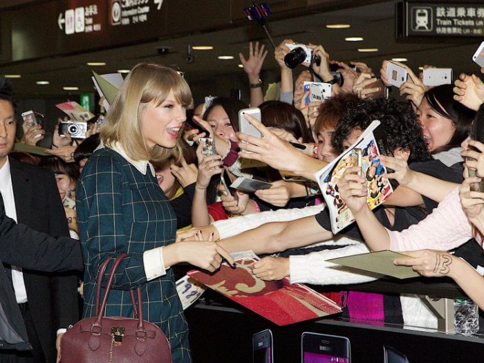 Taylor Swift with Japanese fans